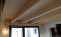 Obývací pokoj s přiznanými stropními trámy